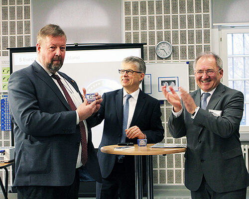 Staatssekretär Peter Hofelich prägt innovative 5-Euro-Münze mit Polymerring "Planet Erde"