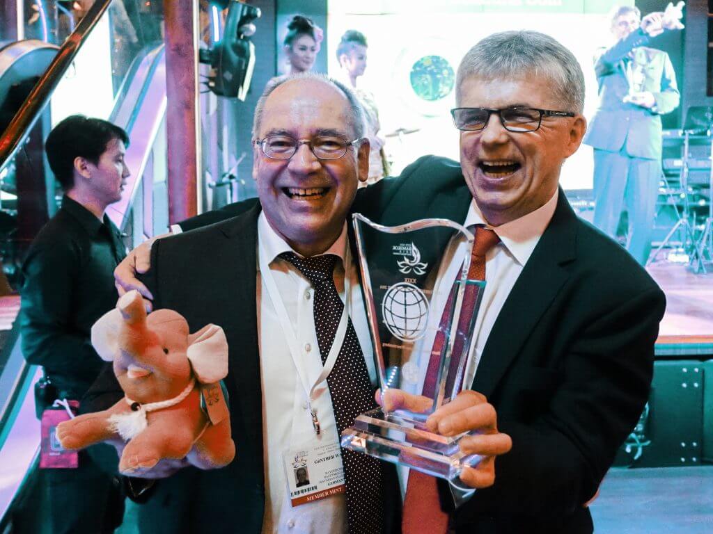 Günther Waadt (l.), Leiter des Bayerischen Hauptmünzamts, und Dr. Peter Huber (r.), Leiter der Staatlichen Münzen Baden-Württemberg, freuen sich über den MDC-Award 2016 für die deutsche Polymer-Münze.