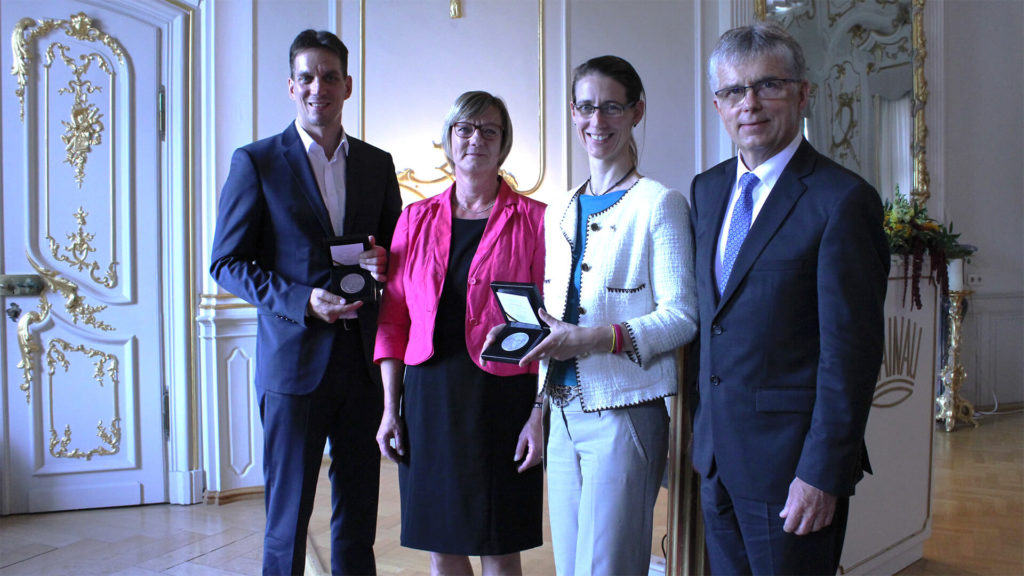 Finanzministerin Edith Sitzmann stellt die neueste Kunstmedaille „Graf Lennart Bernadotte“ vor