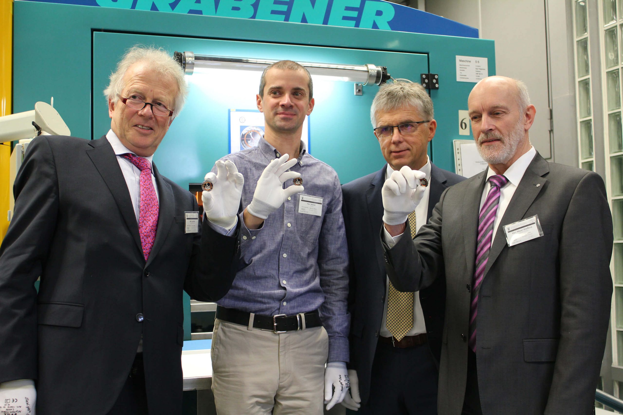 Assistant Undersecretary Walter Leibold mints the first 5-euro collector coin “Subtropical Climate Zone”