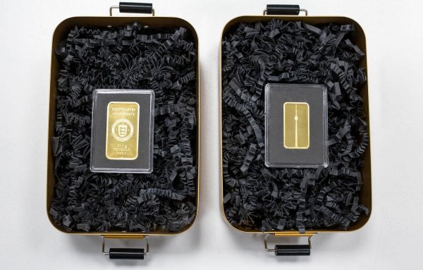Goldbarren verpackt in goldener Metallbox