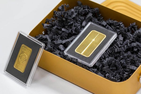 Goldbarren verpackt in goldener Metallbox
