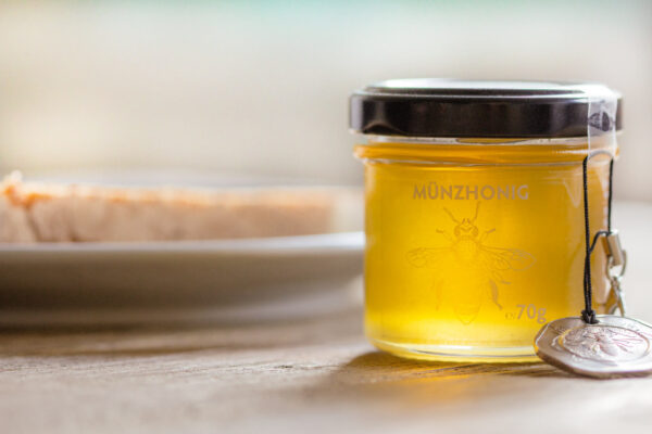 Honig aus eigener Herstellung mit Polymer-Bienenmedaille