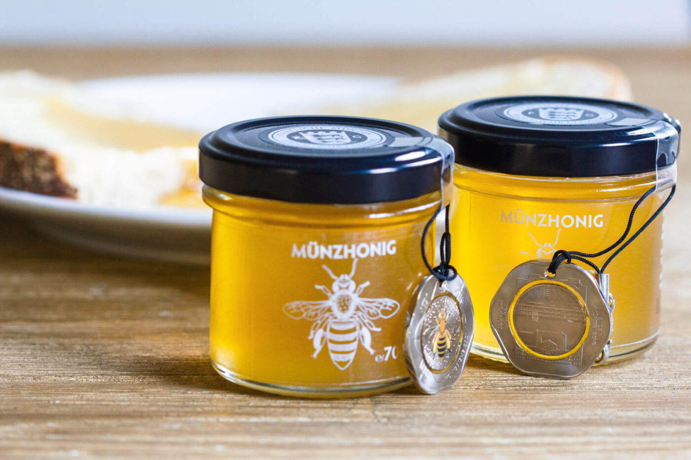 Honig aus eigener Herstellung mit Polymer-Bienenmedaillen